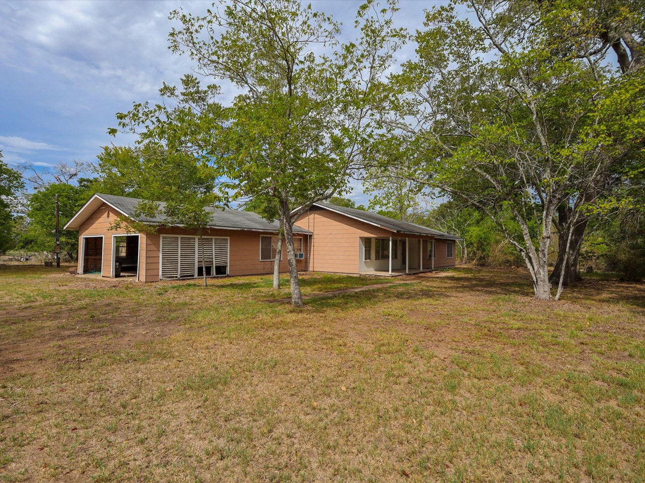 ranch home on 20+ acres 4 bedroom, 2 bathroom home on 20+ acres just outside of hallettsville